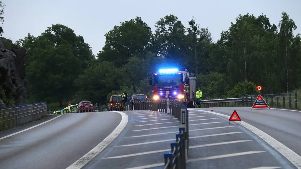 Vajerräcke. På midsommaraftons morgon vejde en bilist för en grävling – och körde in i räcke.