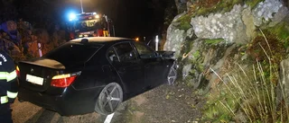 Bilist körde in i bergvägg