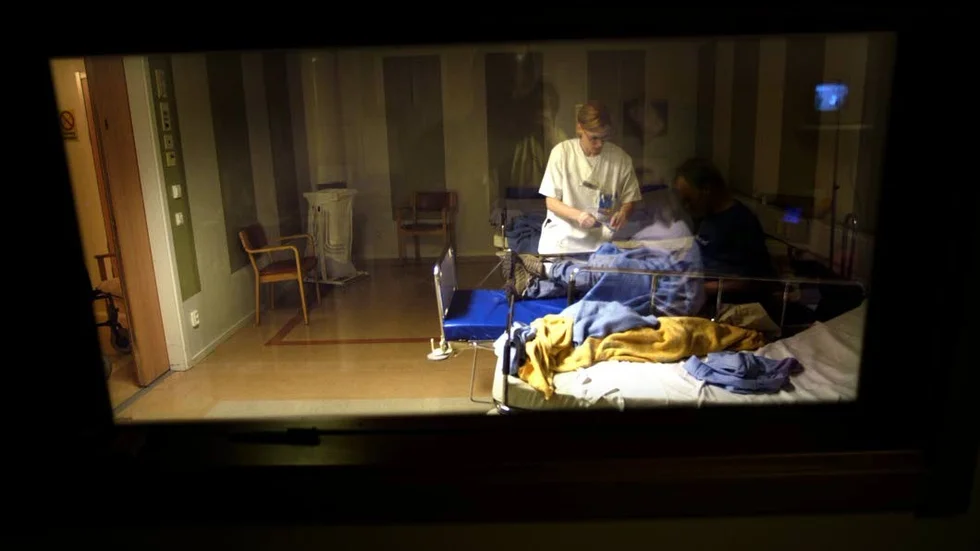 Nattarbete. Också undersköterskor och ambulanssjukvårdare borde få höjd ersättning.