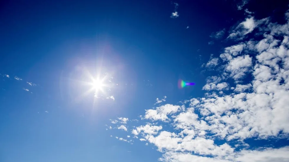 Sol. Måndagen verkar bli solig, men det riktiga högsommarvädret låter vänta på sig.
