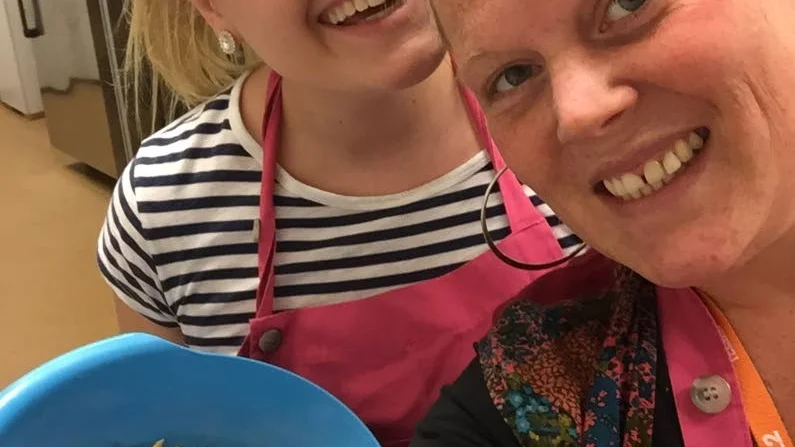 Alice Johansson och Matilda Hägglund bakar inför lördagens dansfest på Hallen.