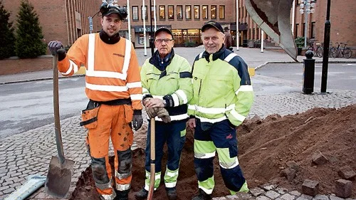 De angör ett stadshus. Fr. v. Jonas Abrahamsson, Bengt-Åke Karlsson och  Ingmar Eklund drog på tisdagen in fiber i Stadshuset i Vimmerby.