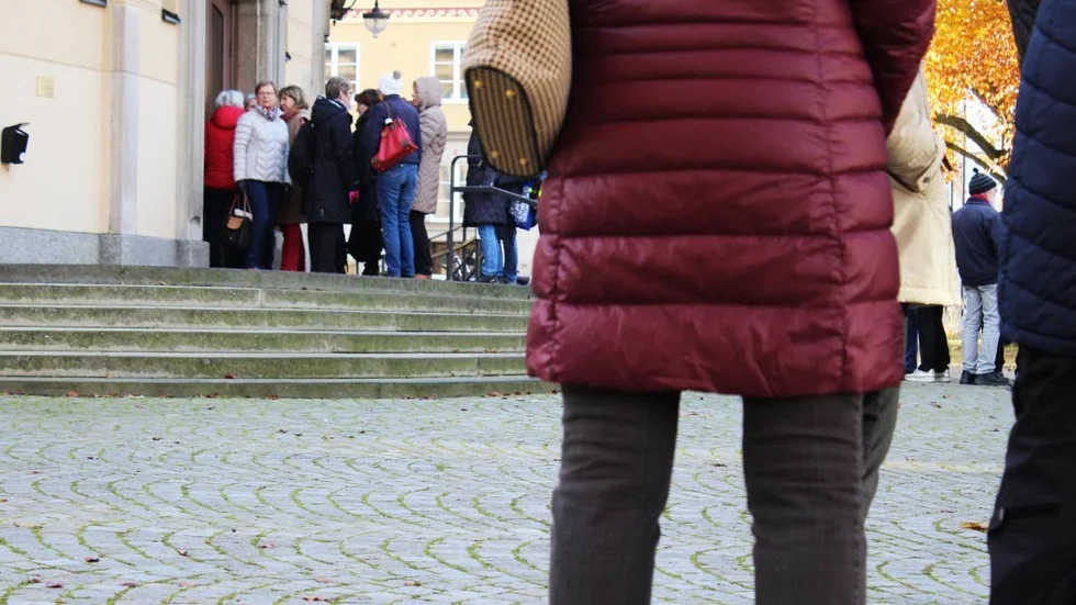 Bokvänner. Kön till biljettsläppet blev längre och längre utanför teaterbyggnaden.