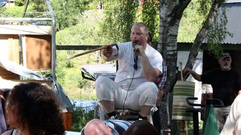 Auktionsutropare Morgan Olsson hade fullt upp.