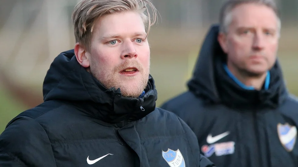 Jesper Lätt, här tillsammans med tränarkollegan Stefan Larsson, ser fram emot kvällens heta derby på Tunhamra. Foto: Roelof Stroetinga