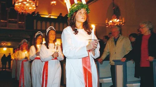 Virserums Lucia Amanda Persson spred ljus och värme i Virserums kyrka tillsammans med sina tärnor.