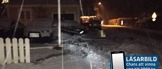 Brandbil kanade in i trädgård i halkan