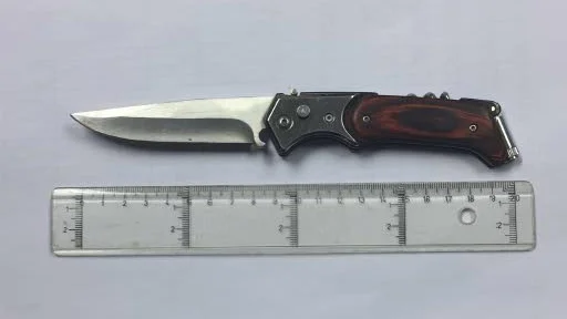 Kniv. Denna kniv bar 52-åringen på sig när han lade sig i ett polisingripande i Mjölby.