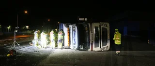 Lastbil stod parkerad – välte
