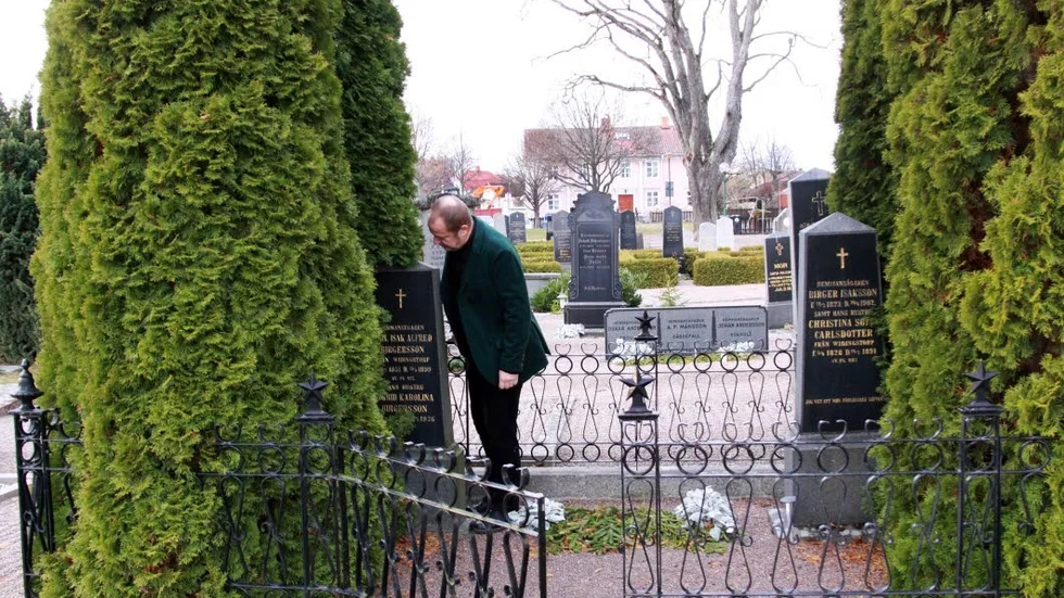 Avkastning. Kyrkoherde Magnus Svensson vid makarna Birgerssons grav på Kisa kyrkogård.