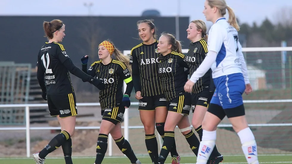 Anna Karlsson, Emilia Rosenqvist, Matilda Strömdahl och Nathalie Johansson är revanschsugna efter förra helgens förlust. Foto: Roelof Stroetinga