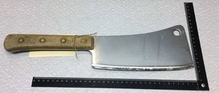 Angrep poliser med köttyxa – frias