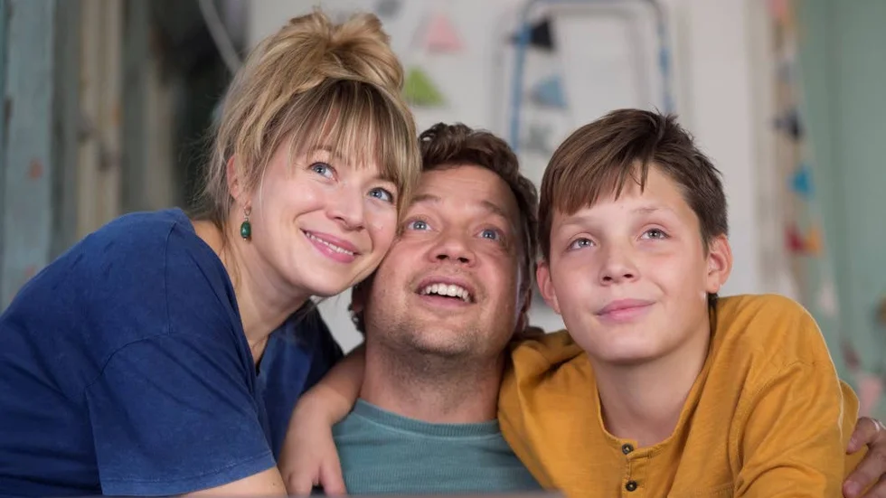 Fånga lyckan. Frida Hallgren, Julius Jimenez Hugoson och Johan Petersson spelar familjen som oväntat får sällskap av en gibbonapa i Maria Bloms film ”Monky”. 
Foto: Niklas Maupoix