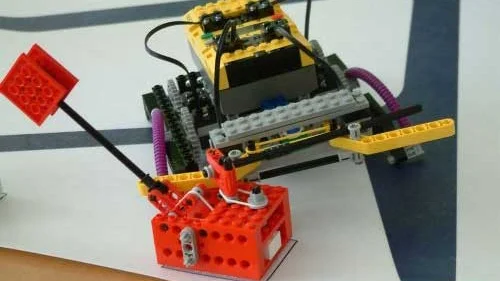 "Nordpolen smälter" heter uppdraget där det gäller att bygga en robot som ska rädda en grupp forskare ute på ett isflak.