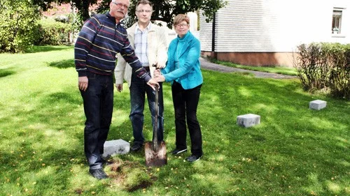 Startskottet för ombyggnationen gick när Lars Röst (v), Kira Berg (s) och Mattias Wärnsberg (s) gemensamt tog det första spadtaget.