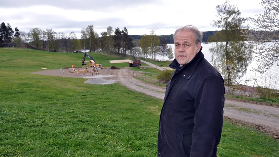 Mats Eklund menar att den lekplats vid Åsundabadet i Rimforsa som nu byggs i och för sig blir fin, men att den är helt fel placerad. Foto: Alf Wesik
