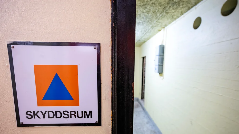 Vid Enköpings lasarett finns tre skyddsrum med sammanlagt 528 platser, de används idag delvis som förråd men ska kunna utrymmas på 48 timmar.
