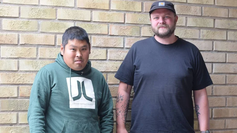 Fredrik Ohlsson och Bobbo Ekberg är fritidsledarna som följer med för att cykla och paddla kanot.