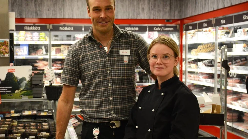 Viktor Lamberg och Petronella Gudmundsson på Ica Kvantum märker av ett högre försäljningstryck på marinerat kött.