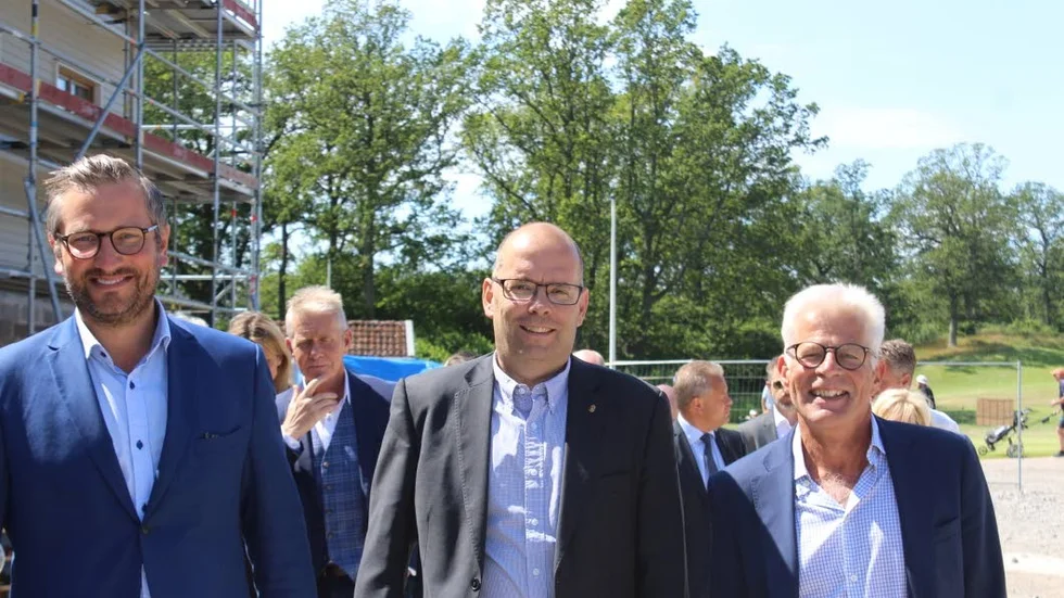 Marcus Carlgren, vd i Åtvidaberg  Golf Resort guidade landshövding Carl Fredrik Graf och Ronny Mårtensson, vd i Åtvidabergs sparbank i det pågående hotellbygget på golfbanan.