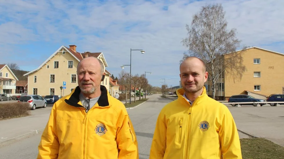 Peder Kindén och Björn Wahlroth välkomnar hundra knallar till Kise marknad