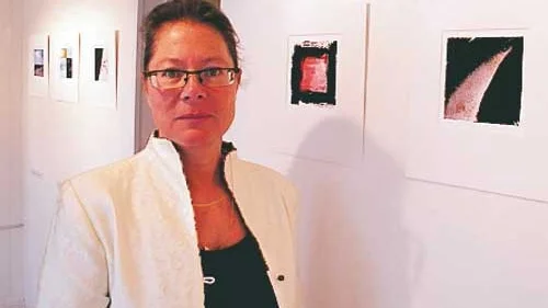 Lis Rohlin väljer ut allvarliga och intressanta citat som passar till hennes tavlor.
