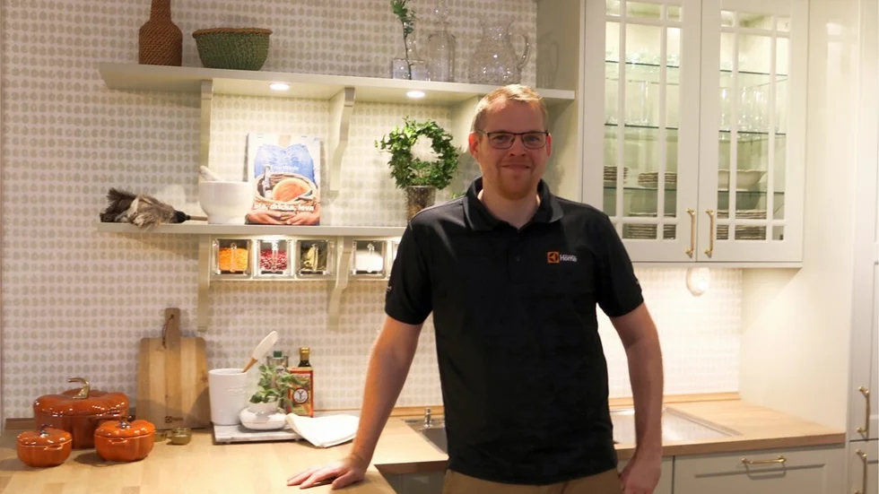 Martin Svensson i ett av de nyinsatta köken i butikens utställningsdel. Foto: Liselotte S Johansson