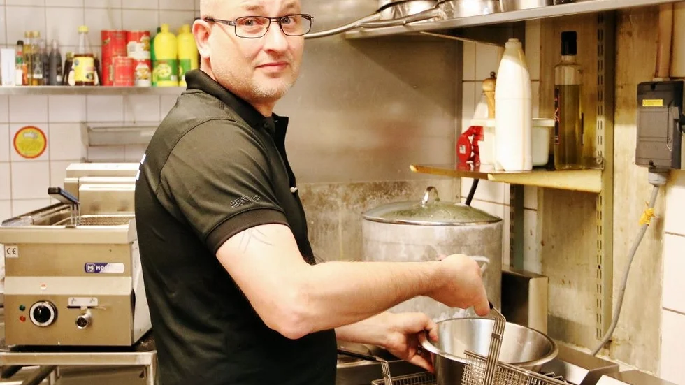 Fredrik Blad anser att det är en klibbig och varm arbetsmiljö i köket, även om det varierar under olika dagar.