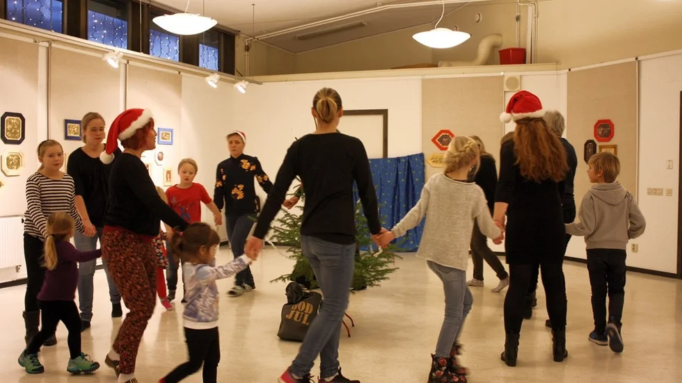 Små grodor och raskande rävar dansade runt granen i fredagskväll. Foto: Erica Månsson