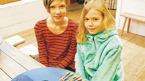 - Knyppling verkar roligt, säger syskonen Smilla och Lova Frenger.