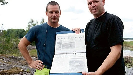 Kampen om Yxern har pågått i decennier. Det vittnar Ola Hjalmarssons pärm med tidningsurklipp om. Nu engagerar sig kommunalrådet Micael Glennfalk, (M) i sjöns överlevnad - och har fått landshövdingen att göra det samma. Tino Åberg, t.h, är glad över engagemanget.