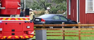 Bil brakade rakt in i trädgård i Hultsfred