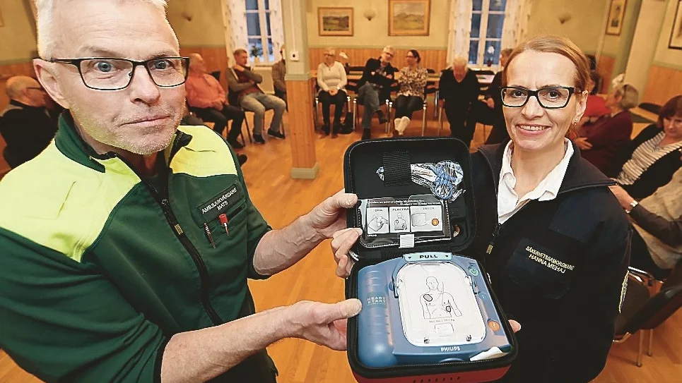 Mats Hugoson och Hanna Mahaj med hjärtstartaren som kommer att finnas i Allégården.  Foto: Roelof Stroetinga
