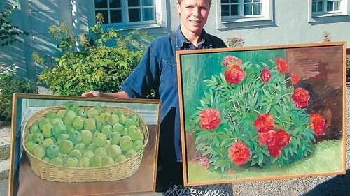 Konst är en viktig ingrediens i kulturfestivalen i Rimforsa. Karin Almlöf visar upp några av Sven Ljungbergs verk.