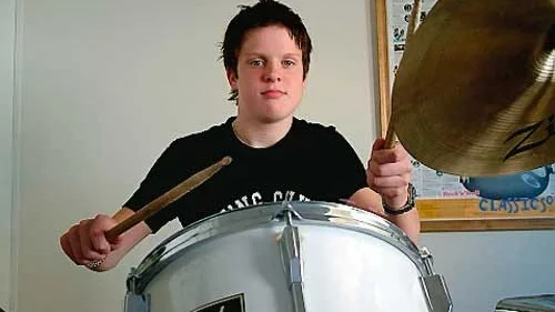 Robin Gustafsson fick sitt första trumset när han var fyra år. Nu trummar han på för fullt i musikklassen på Värgårdsskolan i Kisa. Foto: Lars-Göran Bexell