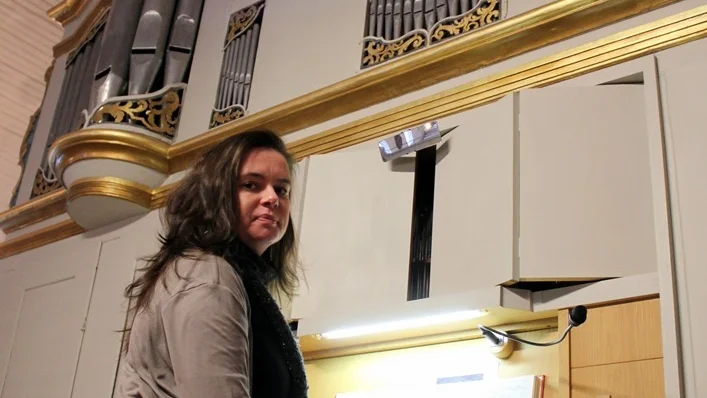 Jenny Larsson har jobbat som kantor i Hjorteds kyrka i 19 år. Foto: Lena Dahlberg