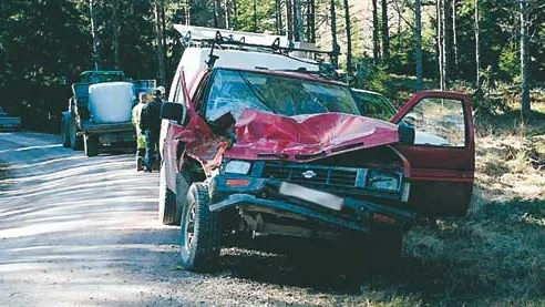 På den lilla smala grusvägen blev utrymmet så snävt att pickupen och en traktor med vagn krockade. Ett massivt räddningspådrag kallades till platsen.