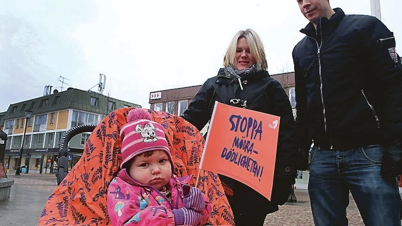Isabelle, Linn och Jonas Lagerström deltar i Barnvagnsmarschen.  Foto: Roelof Stroetinga