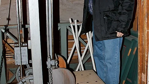 Flera trampor och en omfattande mekanik till kyrkklockorna.