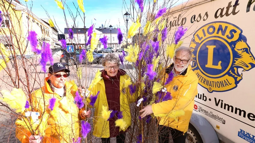 Från vänster Linneapresidenten Kerstin Karre, Britt-Marie och Sture Sellbrink. Foto: Roelof Stroetinga