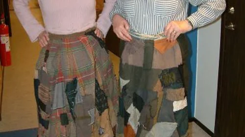I Skogs-Saras kläder. Rosita Swenson och Marita Lindström visar 100-åriga kjolar från Rumskulla.