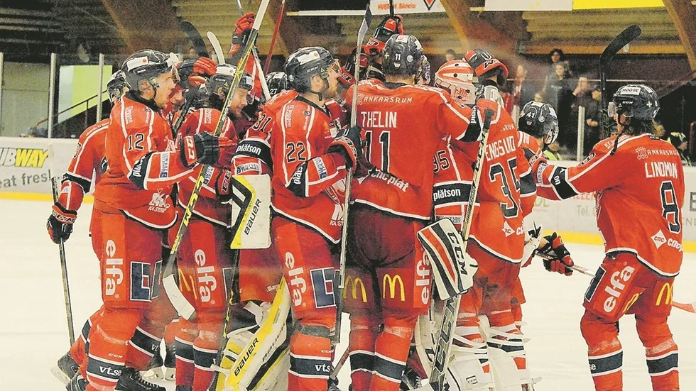 SEGERJUBEL. 1 500 personer jublade ikapp med spelarna på isen. Efter ett rafflanda straffdrama tog Västervik två ytterst viktiga poäng mot Troja i den allsvenska kvalserien. Man hade också tur med övriga resultat, vilket gör att kvalserien är fullständigt vidöppen. Foto: Mikael Kindman