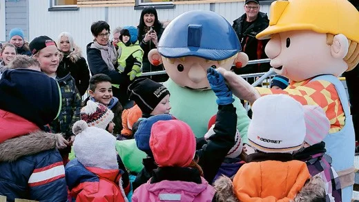 High five för Silverliljan. Byggare Bob och Wilma gjorde stor succé när de dök upp på skolgården och satte fart på tillställningen. Så såg det ut 2015 när modulen invigdes. Nu är det dags att hitta en permanent lösning.