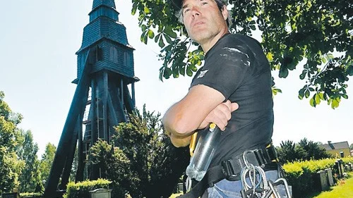 Tomas Ljungdahl har ett svettigt jobb i sommarvärmen. Han och hans medarbetare tjärar också kyrkobyggnaden, som fick ersätta den svårt rötangripna medeltidskyrkan i Frödinge, som revs i slutet på 1730-talet.