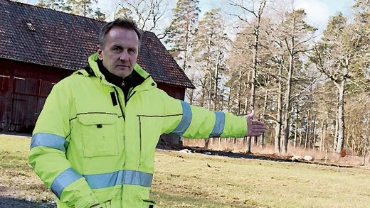 Per Karlsson, platschef på Gertrudsvik Fastighets AB, visar var den nya skolbyggnaden ska stå.