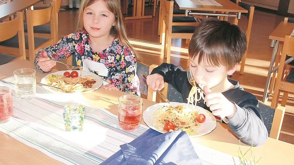 Saga och Hjalmar Karlsson tycker båda två om spaghetti och köttfärssås.