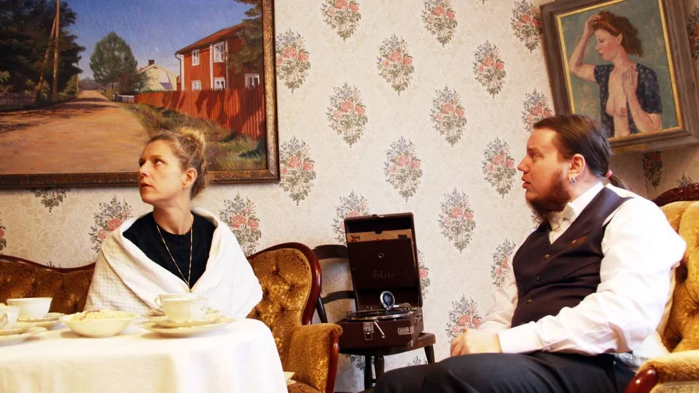 Tidsresa. Jenny Wallenberg och Emil Thuresson har slagit sig ner i salongen hos familjen Ljungquist.
