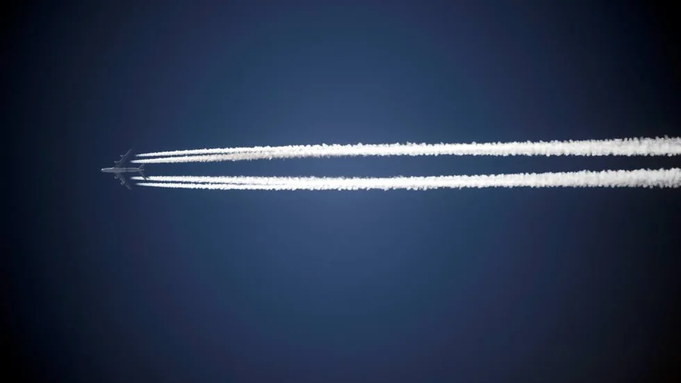 Miljöbov. En flygskatt skulle göra i alla fall någon nytta för miljön, resonerar skribenten.
