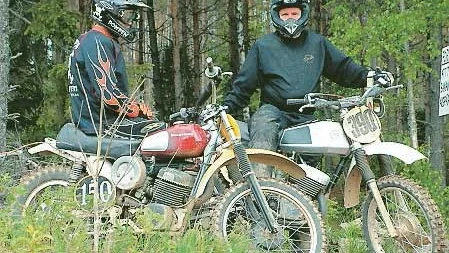Otåligt väntar killarna på att det ska bli deras tur att köra.
