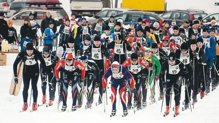 Starten har gått och 100-talet skidlöpare ger sig iväg i årets upplaga av Storebroloppet.